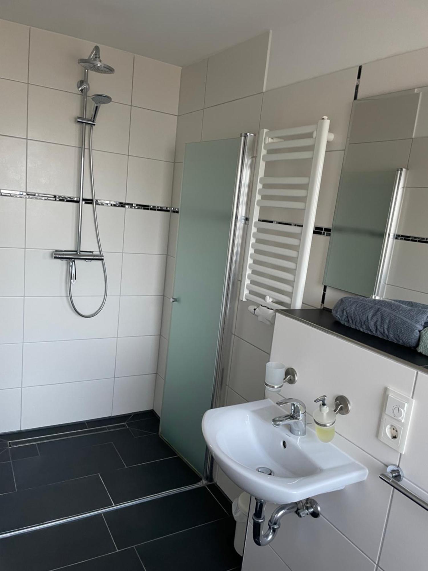 Ferienwohnung Mit Fussbodenheizung Nahe Messe, Gratis Parkplatz Und Abstellplatz E - Bike Hannover Luaran gambar